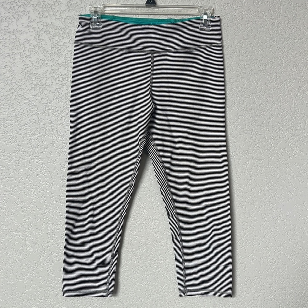 American Eagle Legging Capri pant striped black and white size Small